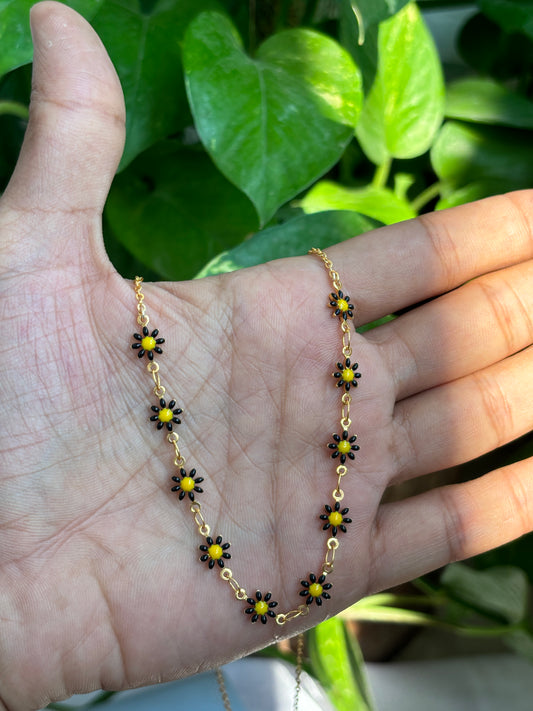 Black daisy necklace
