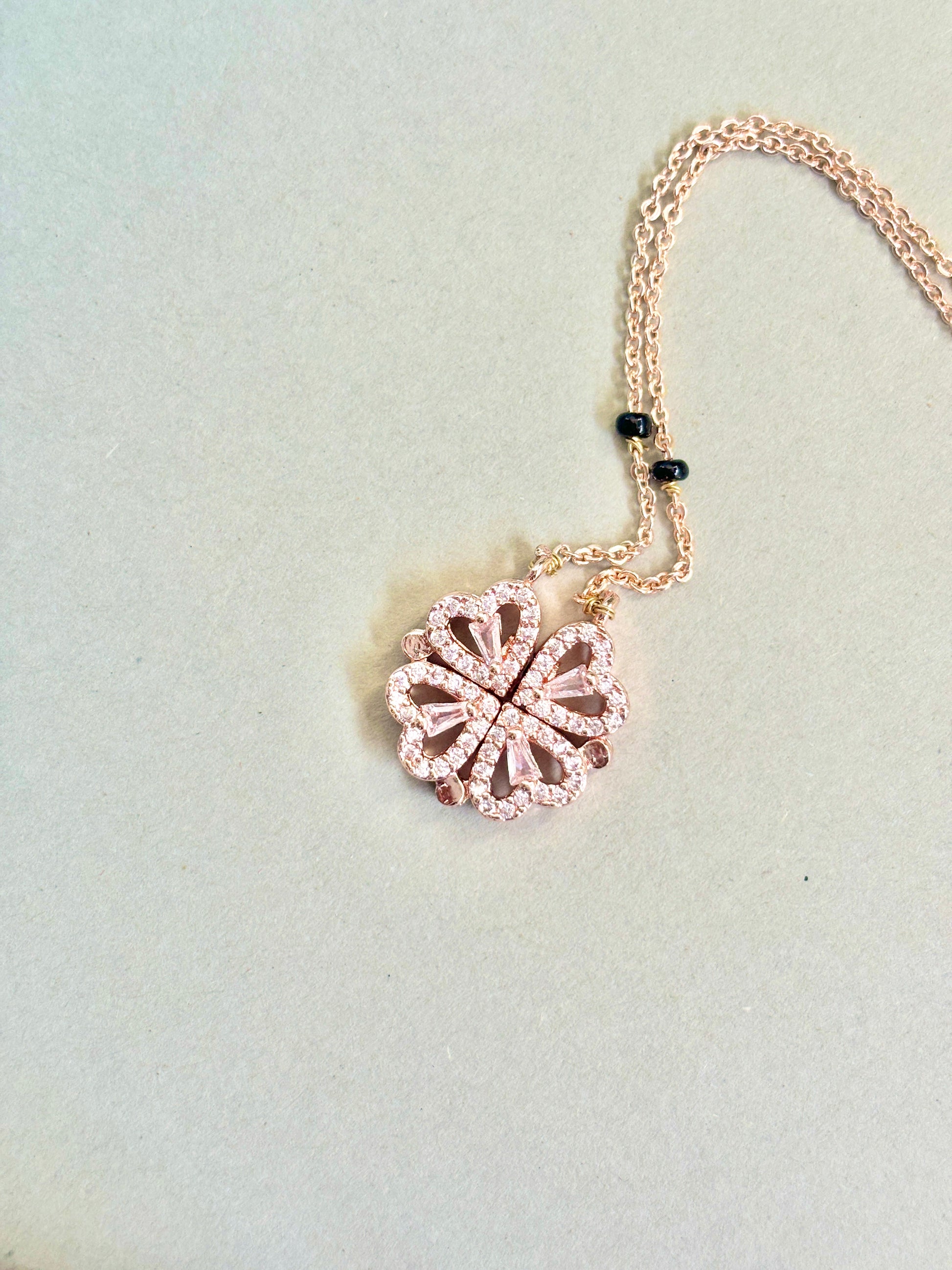 Clower Magnet Mangalsutra