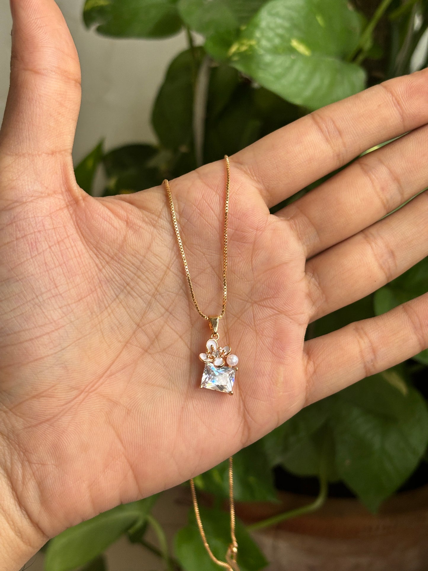 Emerald bloom necklace