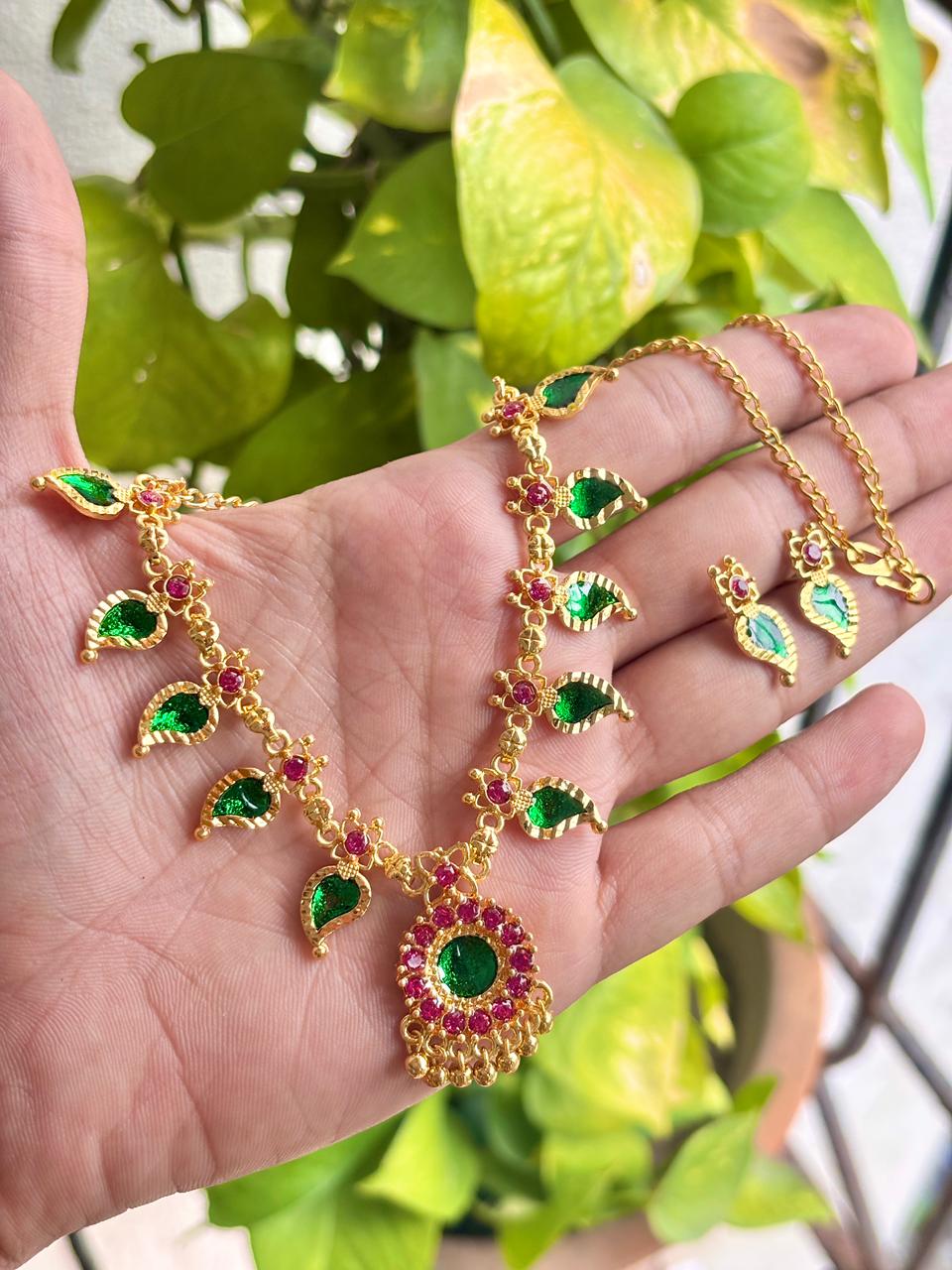 Kanshi ruby green necklace