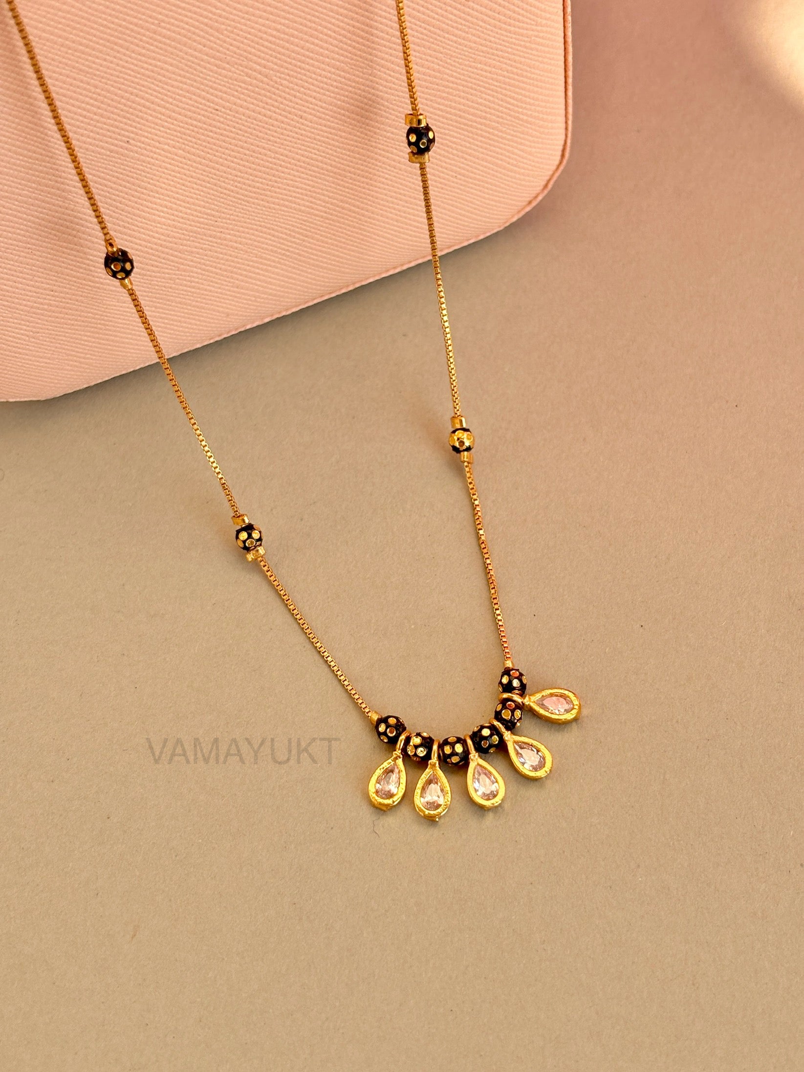sana modern chain mangalsutra